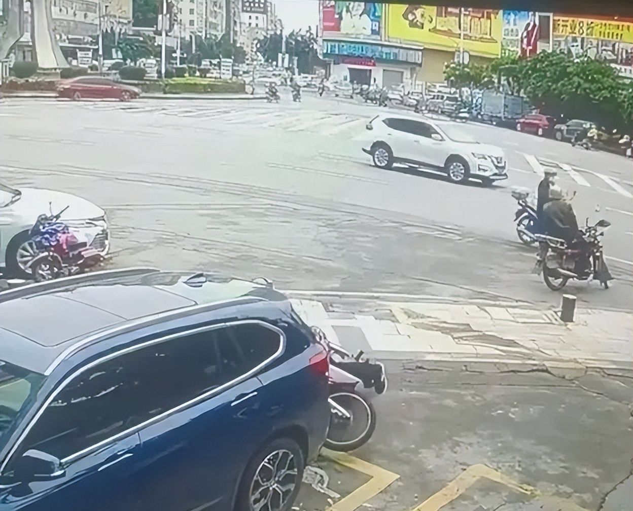 广东茂名：大爷骑车撞上路边停放的宝马车，反被老人索要医药费休闲区蓝鸢梦想 - Www.slyday.coM