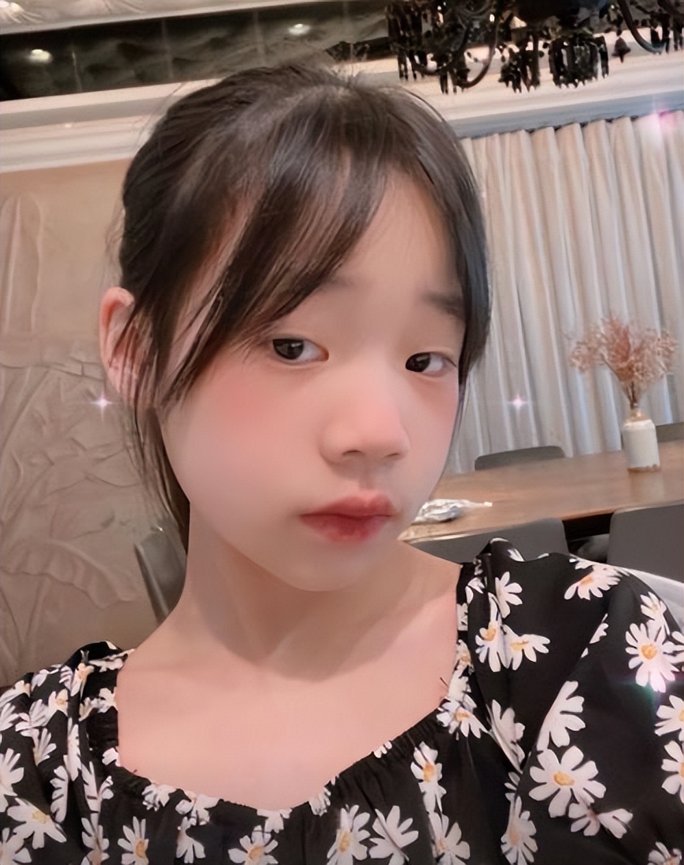 小s10岁女儿玩自拍曝光家中豪华装修一个水晶吊灯价值百万