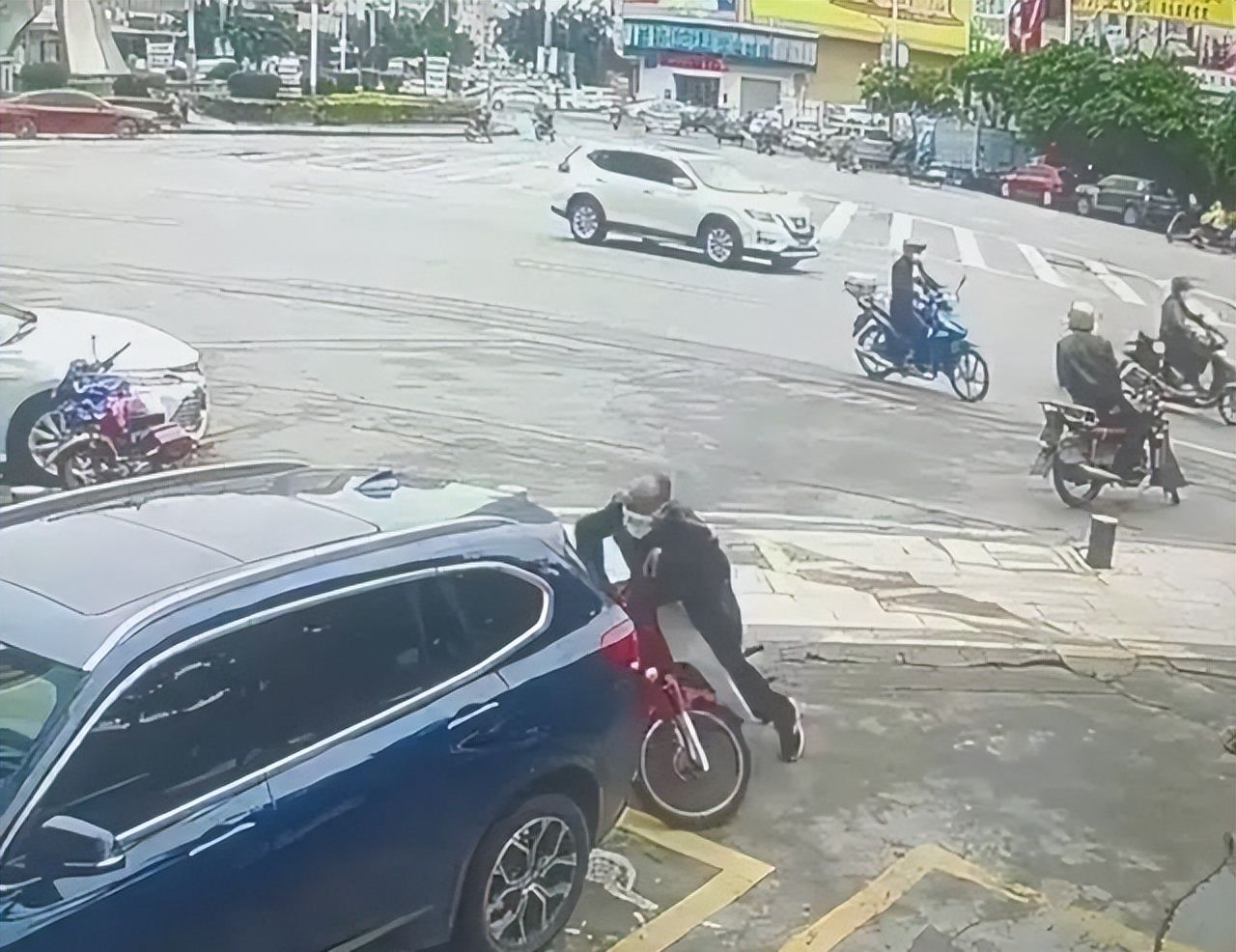 广东茂名：大爷骑车撞上路边停放的宝马车，反被老人索要医药费休闲区蓝鸢梦想 - Www.slyday.coM