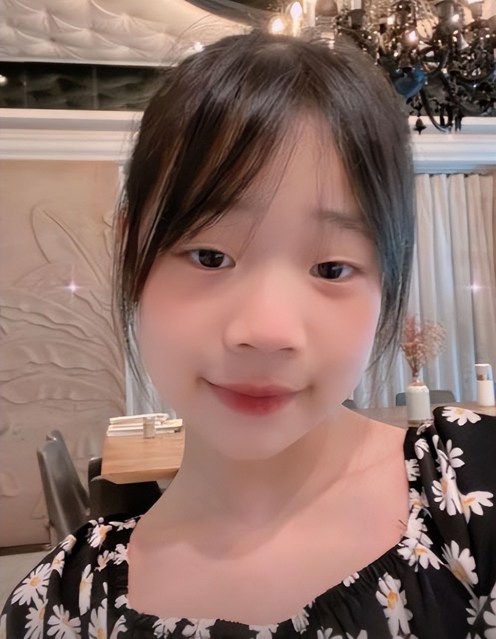 许老三(许曦恩)在个人账号露面了,然后分享自己比较有趣的可爱照片