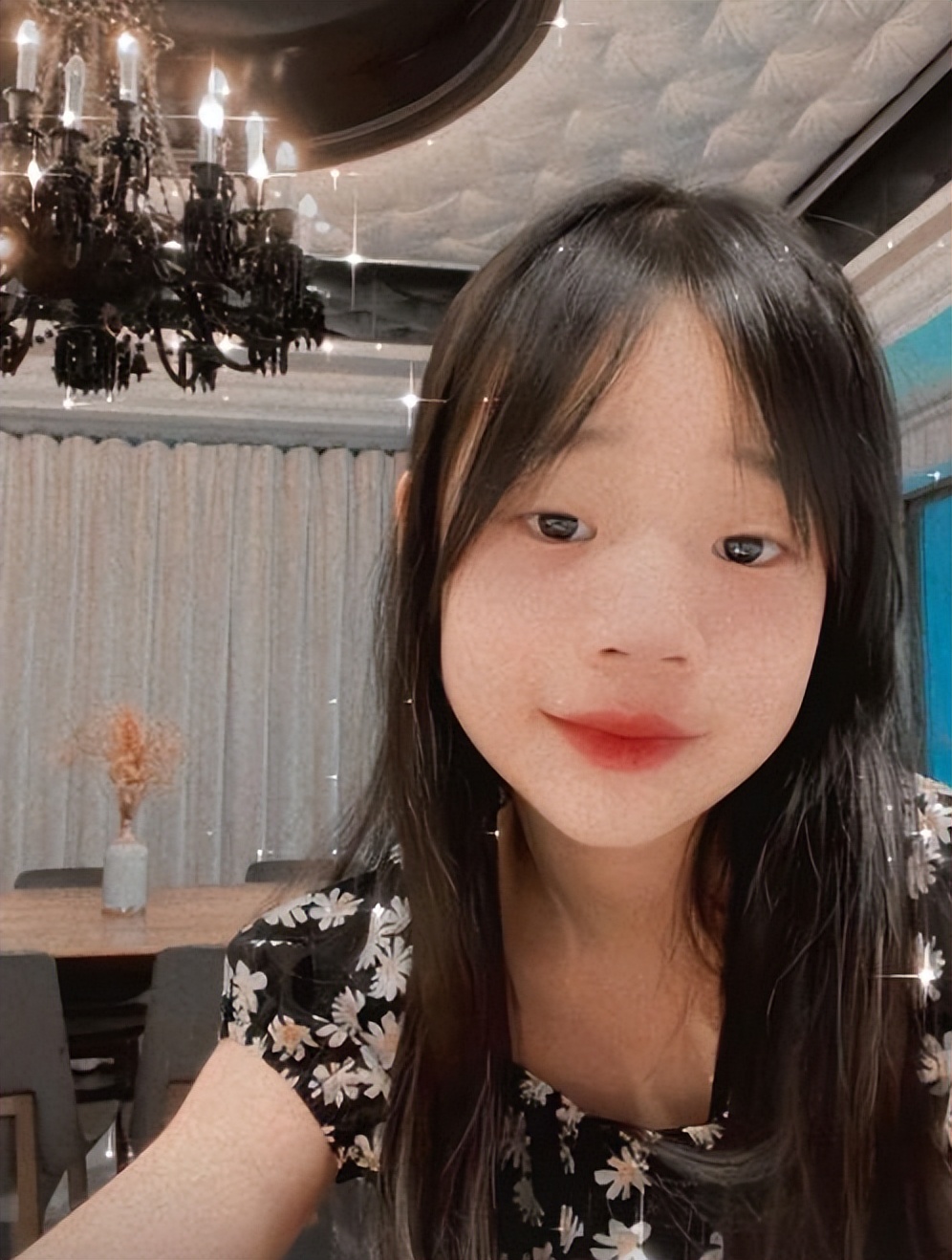 小s10岁女儿玩自拍曝光家中豪华装修一个水晶吊灯价值百万