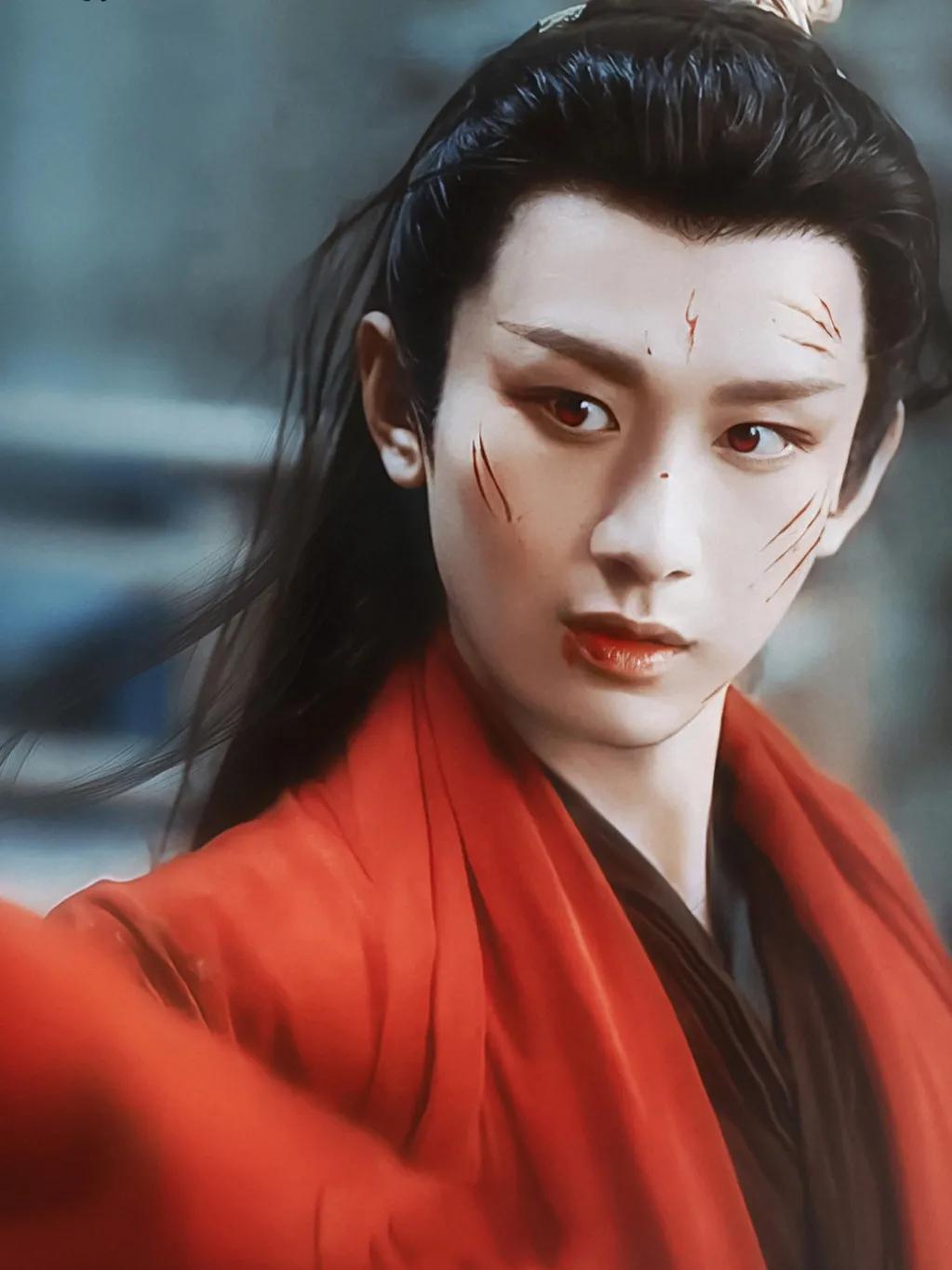 成毅成毅大红色古装还是战勋妆,不能够用惊艳来形容了.