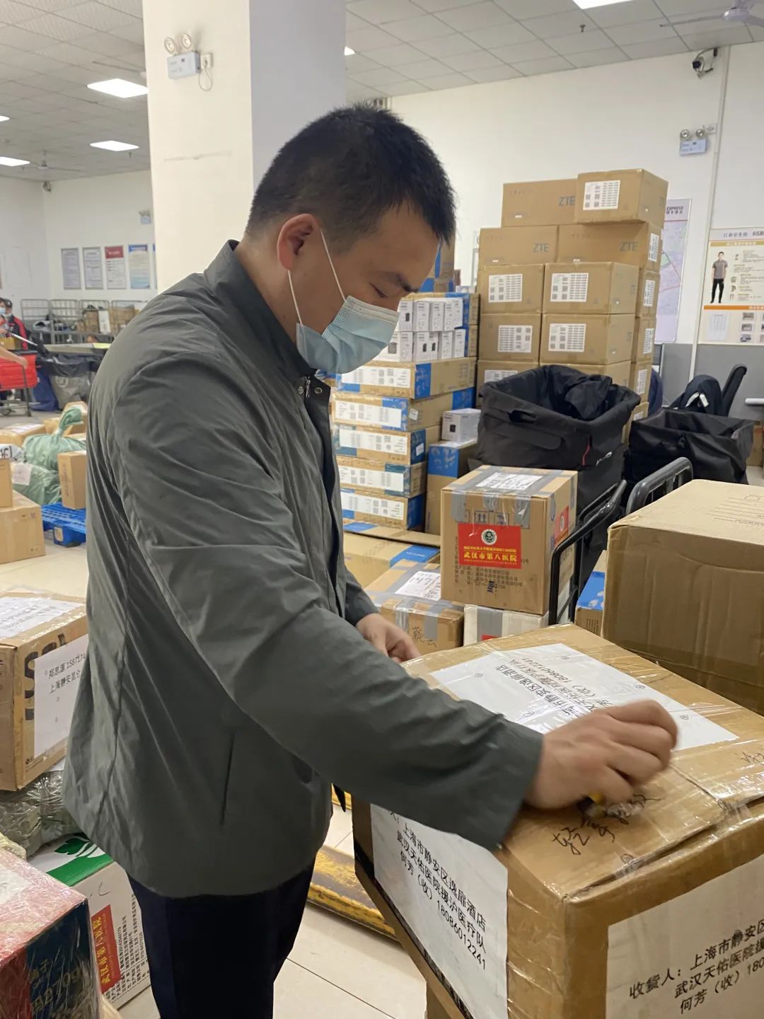 支援上海抗疫 武汉这位快递小哥又出动了休闲区蓝鸢梦想 - Www.slyday.coM