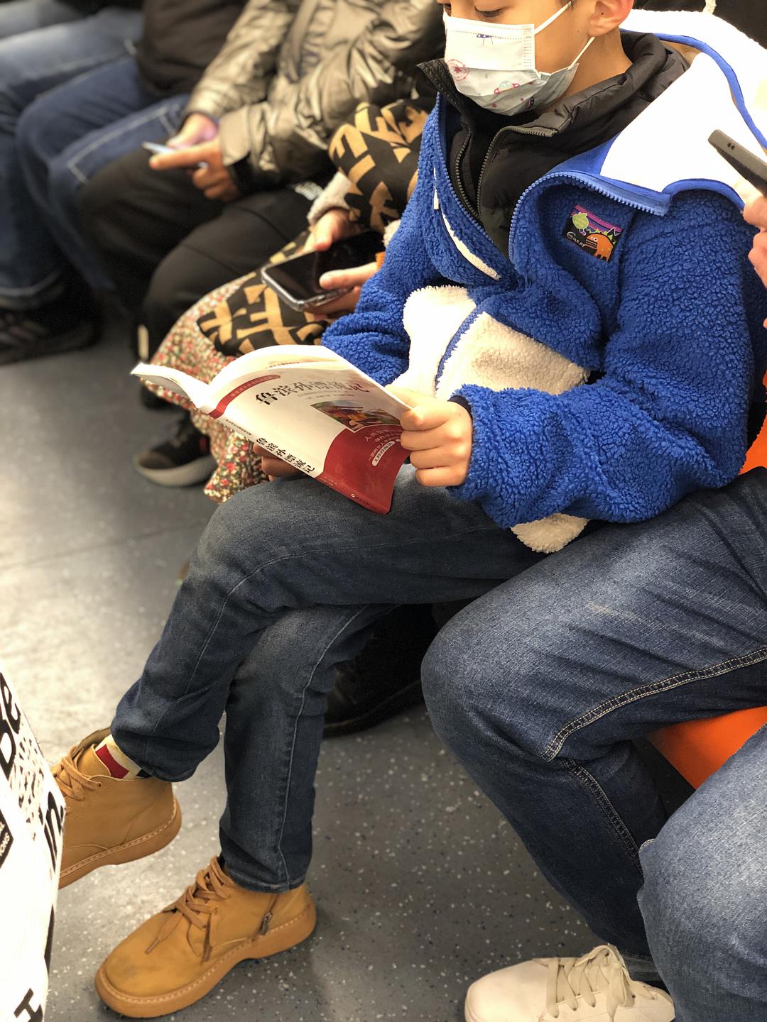 上海地铁上的读书人:期待与你在人潮汹涌中重逢