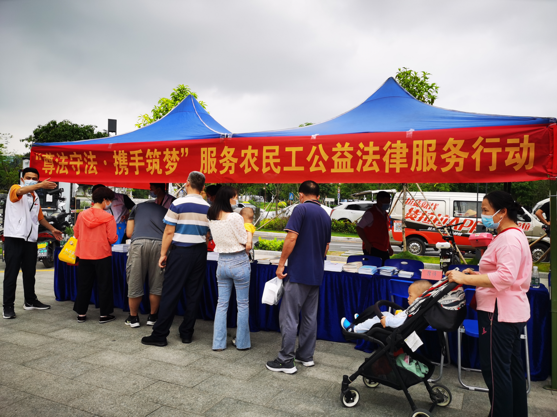 悬挂宣传横幅,发放宣传手册,劳动法和工会法书籍等方式开展 "零距离"