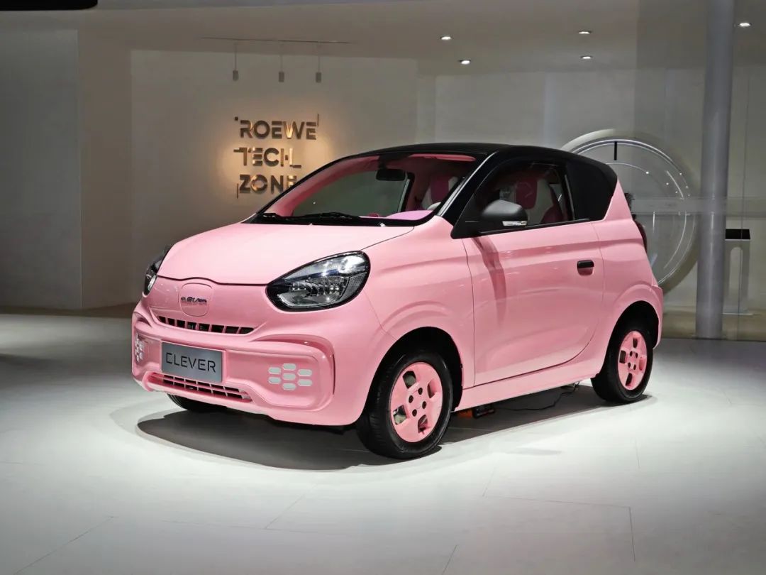 零跑纯电动汽车粉色图片