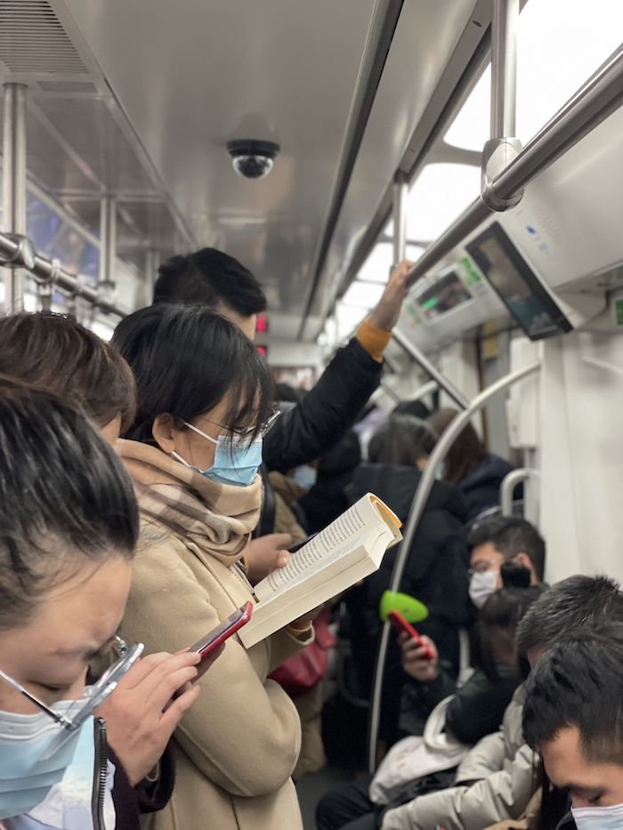 拍北京地铁上的读书人第四年流量时代的阅读选择