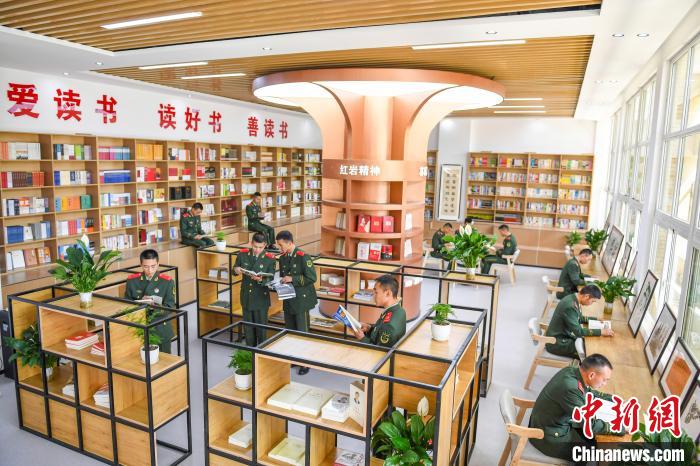 图为官兵正在图书室阅读书籍. 王肸 摄
