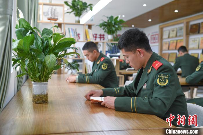 图为官兵正在图书室阅读书籍. 李哲 摄
