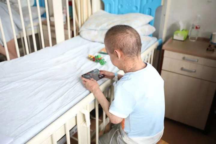4岁的孩子，60岁的身体，2次突发脑出血……“未老先衰”的他终于有救了休闲区蓝鸢梦想 - Www.slyday.coM