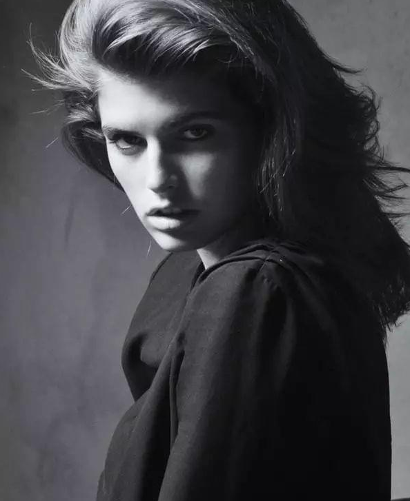 事实上,世界第一位被称为超级名模的正是gia carangi(吉雅·卡兰芝),"