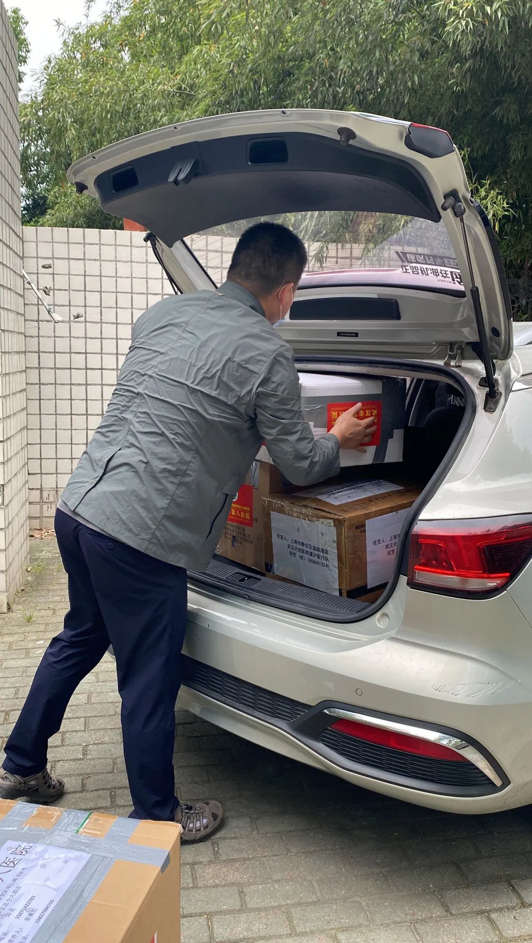 支援上海抗疫 武汉这位快递小哥又出动了休闲区蓝鸢梦想 - Www.slyday.coM