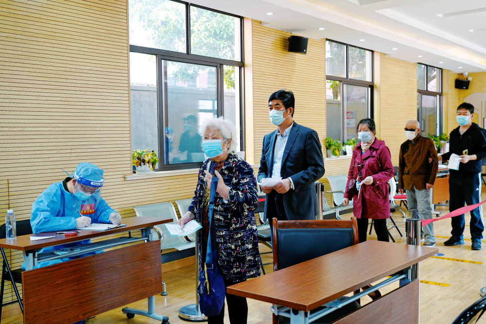 4月20日，上海市奉贤区组织为防范区内老年人提供新冠疫苗接种服务。新华社发