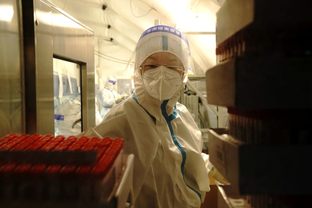 4月15日，检测人员在迪安核酸检测气膜实验室里忙碌。新华社记者 张建松 摄