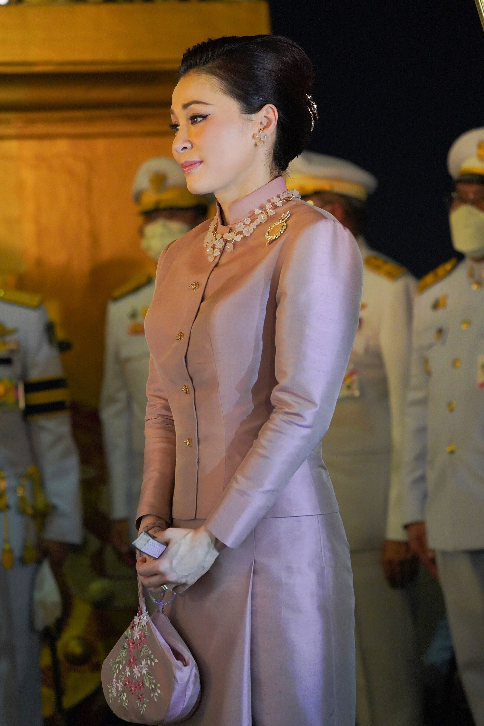 她穿刺绣粉裙好美,摇着粉扇子真媚|苏提达|王后|刺绣_新浪新闻