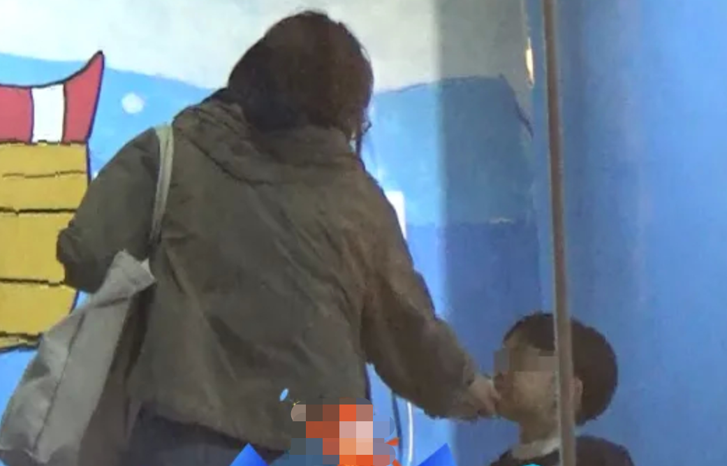 葛优妻子带男童逛街,夫妻丁克30多年,是老来得子还是另有隐情?休闲区蓝鸢梦想 - Www.slyday.coM 葛优妻子带男童逛街,夫妻丁克30多年,是老来得子还是另有隐情?休闲区蓝鸢梦想 - Www.slyday.coM