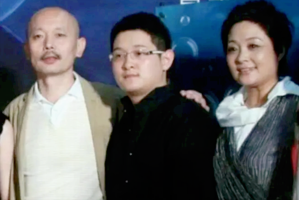 葛优妻子带男童逛街,夫妻丁克30多年,是老来得子还是另有隐情?休闲区蓝鸢梦想 - Www.slyday.coM 葛优妻子带男童逛街,夫妻丁克30多年,是老来得子还是另有隐情?休闲区蓝鸢梦想 - Www.slyday.coM