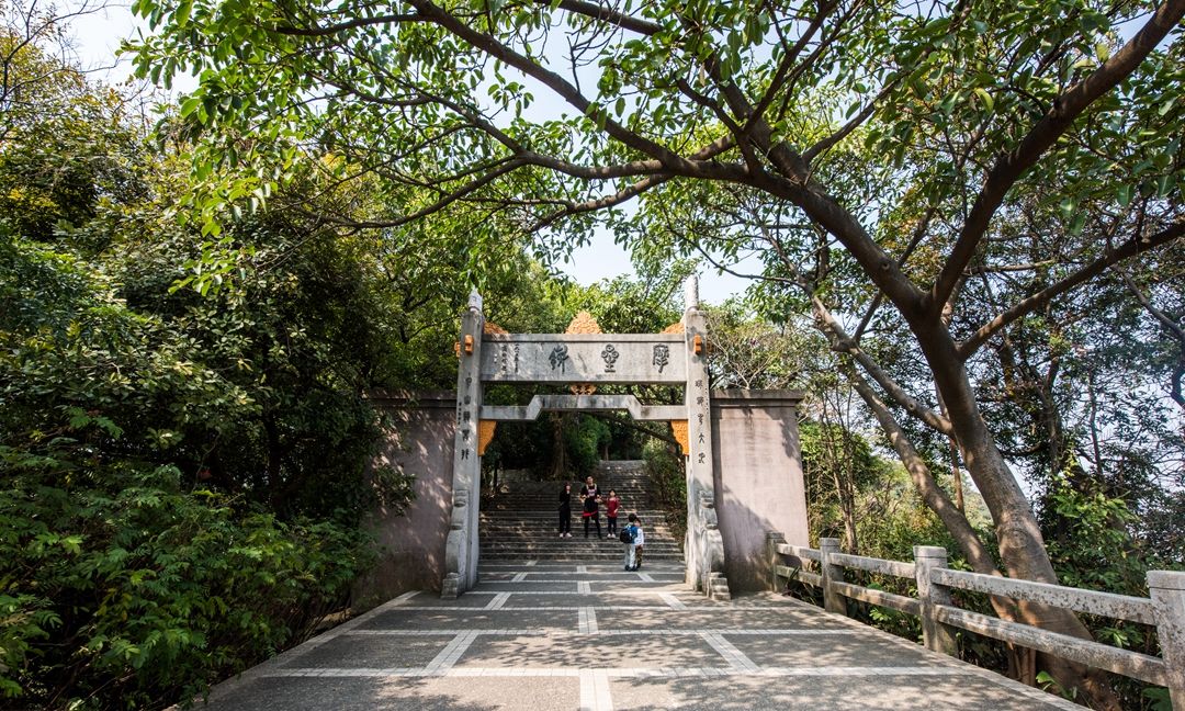 被誉为广州龙脉的白云山颜值虽然相对普通但常年游人如织