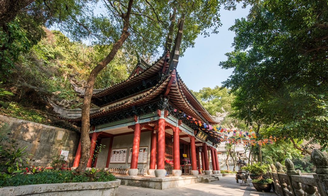 被誉为广州龙脉的白云山颜值虽然相对普通但常年游人如织