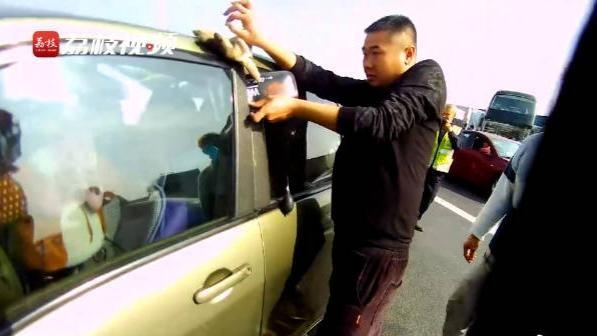 幼童被锁车内家长拒绝破窗等开锁休闲区蓝鸢梦想 - Www.slyday.coM