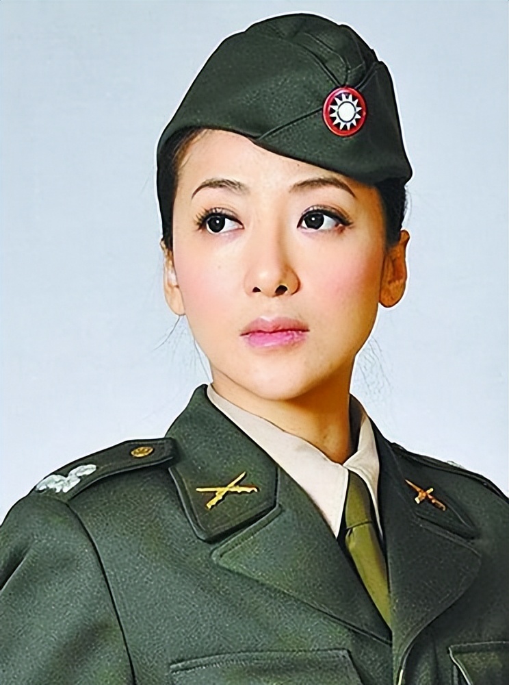 巾帼不让须眉,展现出了女军人风采,以下女星谁才符合女军人形象|军装|军人|形象_新浪新闻