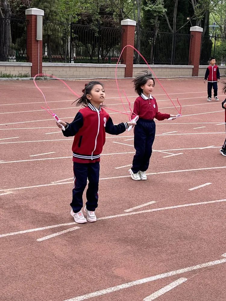 东营市广饶县兴安小学校园吉尼斯挑战赛之一分钟单摇跳绳