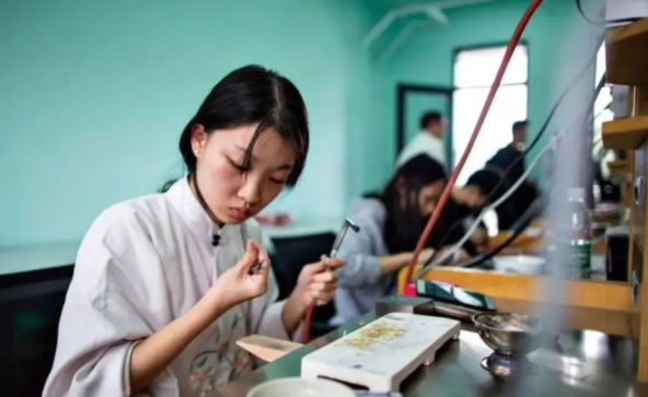 女生“上大学”和“没上大学”，究竟有多大的区别？答案有点扎心休闲区蓝鸢梦想 - Www.slyday.coM