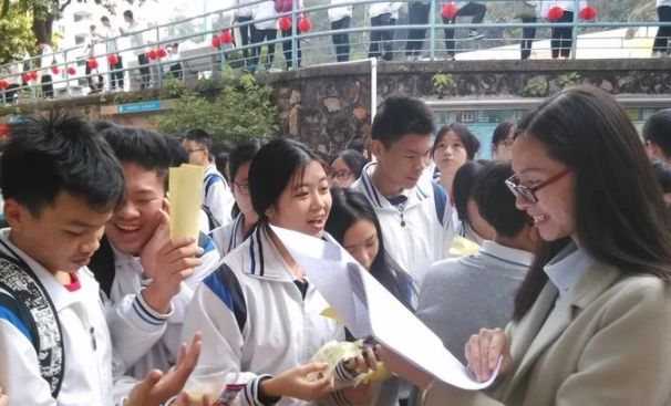 女生“上大学”和“没上大学”，究竟有多大的区别？答案有点扎心休闲区蓝鸢梦想 - Www.slyday.coM