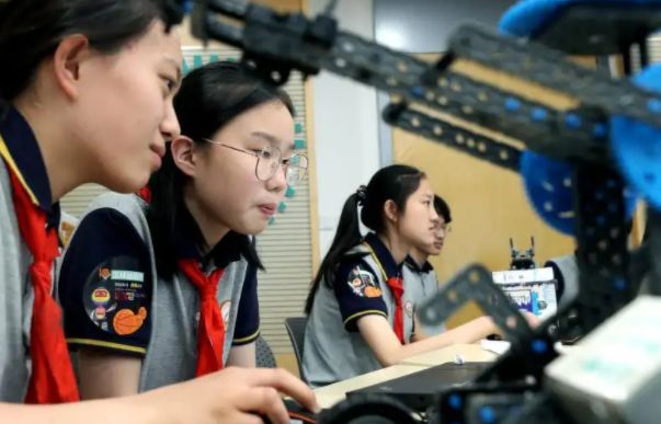 女生“上大学”和“没上大学”，究竟有多大的区别？答案有点扎心休闲区蓝鸢梦想 - Www.slyday.coM