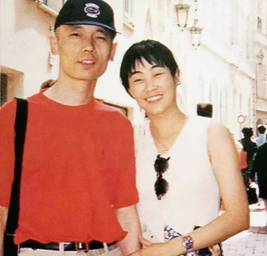 葛优妻子带男童逛街,夫妻丁克30多年,是老来得子还是另有隐情?休闲区蓝鸢梦想 - Www.slyday.coM 葛优妻子带男童逛街,夫妻丁克30多年,是老来得子还是另有隐情?休闲区蓝鸢梦想 - Www.slyday.coM