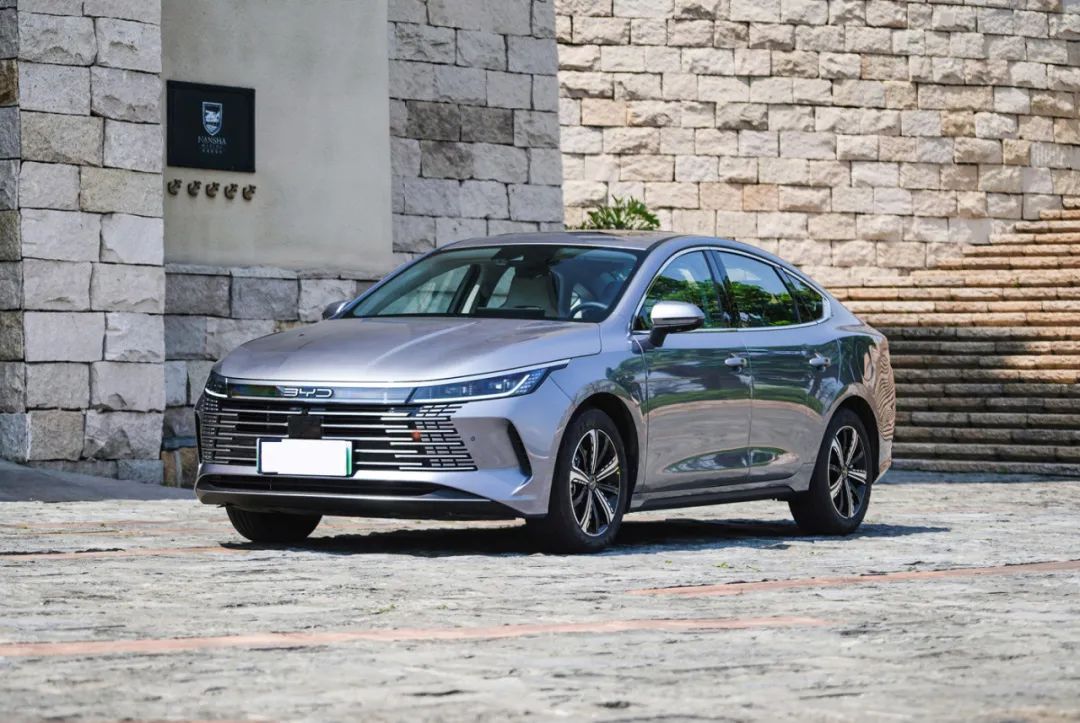 亚迪秦plus爆卖7万辆国产轿车能靠混动翻身