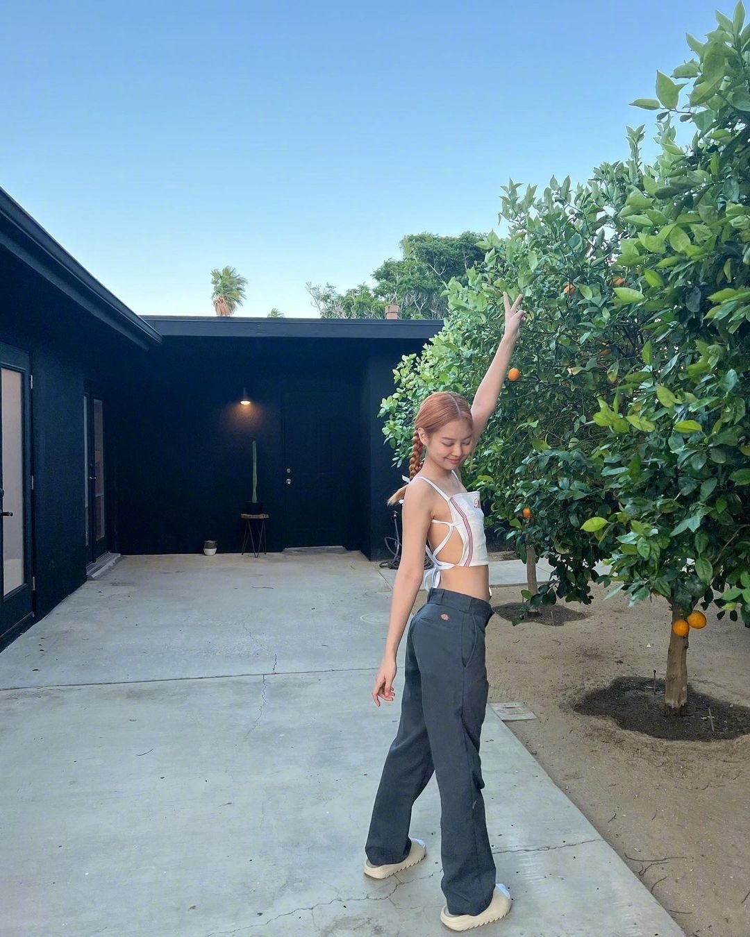 露背上衣，火辣身材，Blackpink Jennie性感的氛围，引网友热议休闲区蓝鸢梦想 - Www.slyday.coM