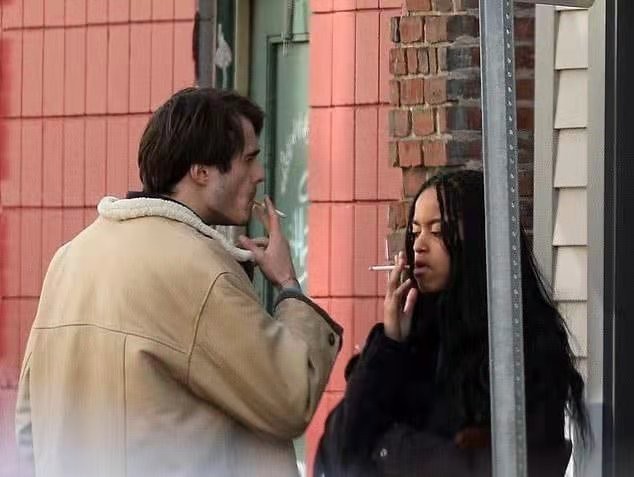 正和富男友在街头抽烟,完全没有了过去第一千金的样子,俨然化身小太妹