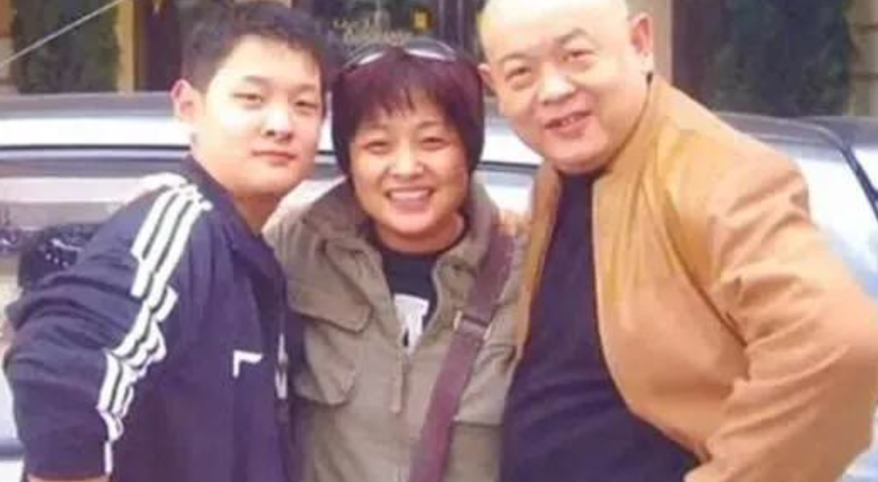 葛优妻子带男童逛街,夫妻丁克30多年,是老来得子还是另有隐情?休闲区蓝鸢梦想 - Www.slyday.coM 葛优妻子带男童逛街,夫妻丁克30多年,是老来得子还是另有隐情?休闲区蓝鸢梦想 - Www.slyday.coM