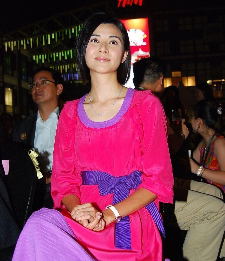 郑伊健挺有福气的妻子蒙嘉慧穿迷你连衣裙显身材看着真温柔