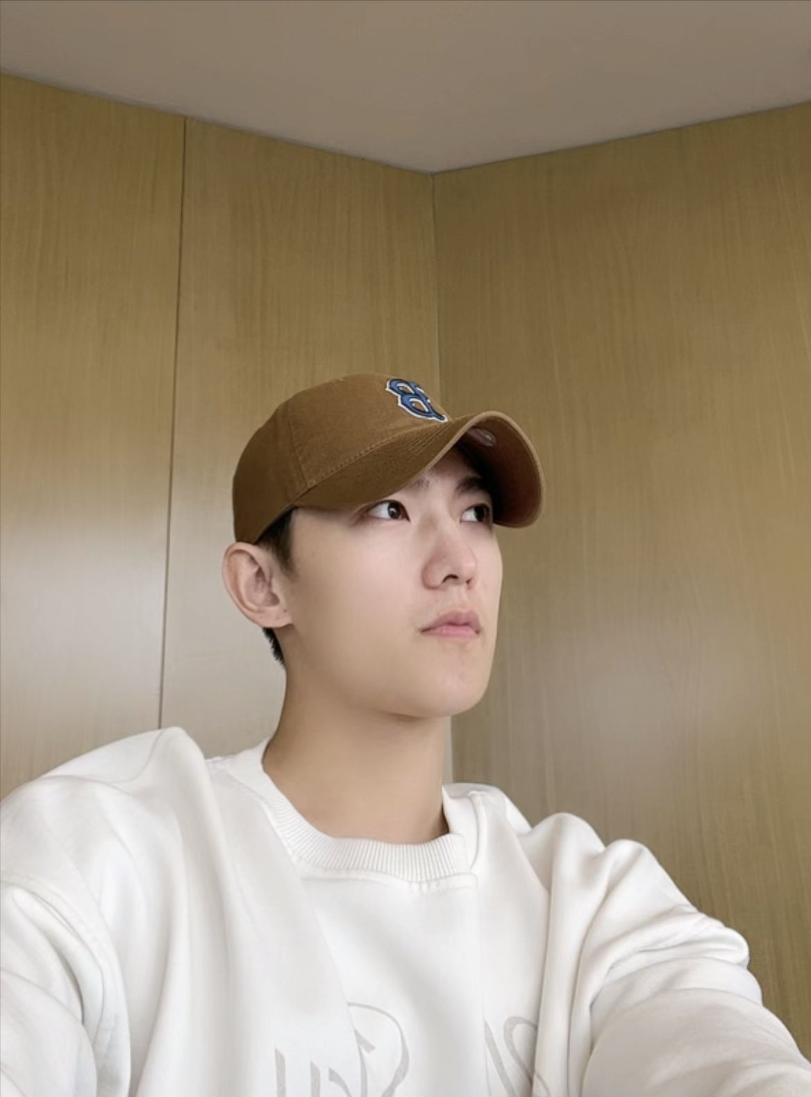 杨洋素颜直播状态太好了白色卫衣戴棒球帽笑起来少年感十足