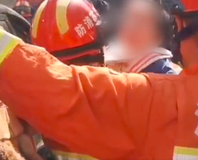 幼童被锁车内家长拒绝破窗等开锁休闲区蓝鸢梦想 - Www.slyday.coM