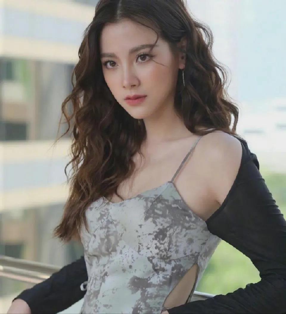 还记得泰国那个纯洁小水吗眼里已经没了天真穿着满是风尘