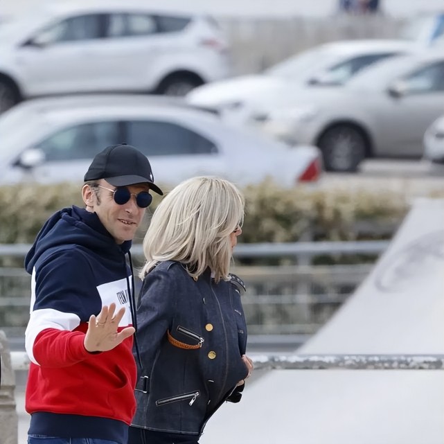 马克龙携妻海滩漫步十指紧扣太甜布丽吉特穿皮衣搂着腰太恩爱