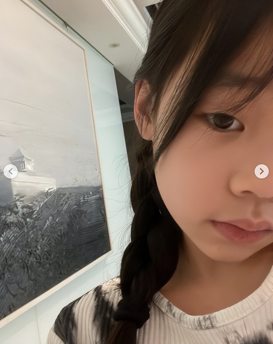 小s三女儿晒穿搭自拍,10岁许老三遗传妈妈臭美基因,打扮显成熟