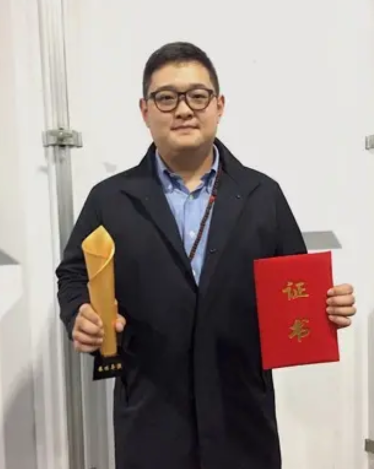 葛优妻子带男童逛街,夫妻丁克30多年,是老来得子还是另有隐情?休闲区蓝鸢梦想 - Www.slyday.coM 葛优妻子带男童逛街,夫妻丁克30多年,是老来得子还是另有隐情?休闲区蓝鸢梦想 - Www.slyday.coM