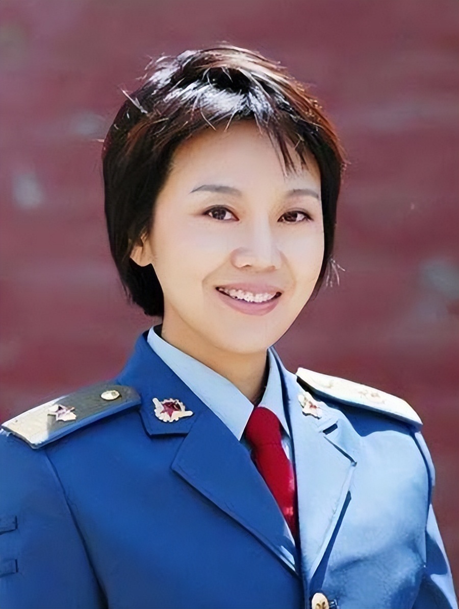 巾帼不让须眉,展现出了女军人风采,以下女星谁才符合女军人形象|军装|军人|形象_新浪新闻