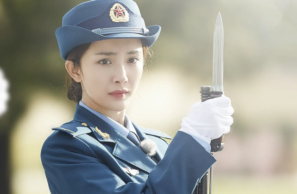 巾帼不让须眉,展现出了女军人风采,以下女星谁才符合女军人形象|军装|军人|形象_新浪新闻