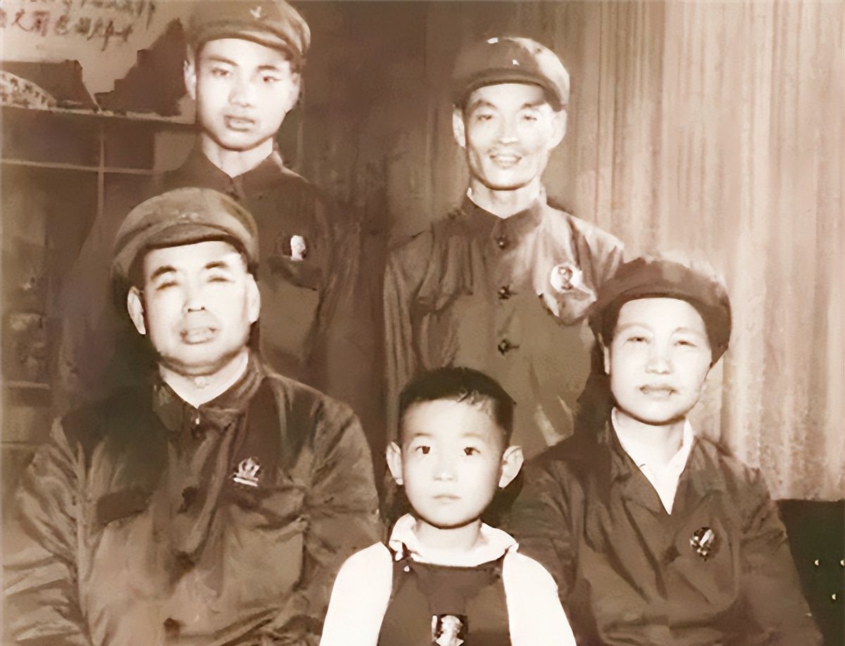 许世友之子许光追悼会布置简陋生前将20万元积蓄捐给当地