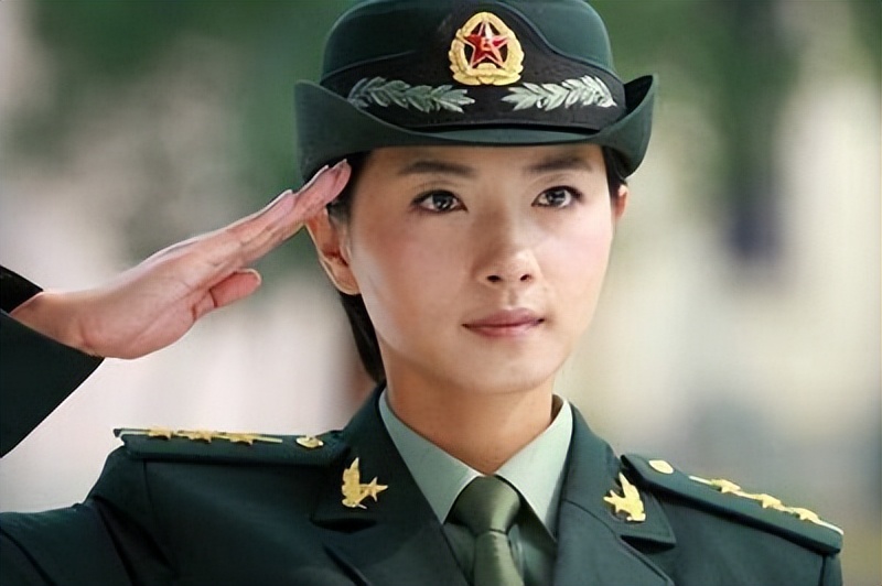 巾帼不让须眉,展现出了女军人风采,以下女星谁才符合女军人形象|军装|军人|形象_新浪新闻