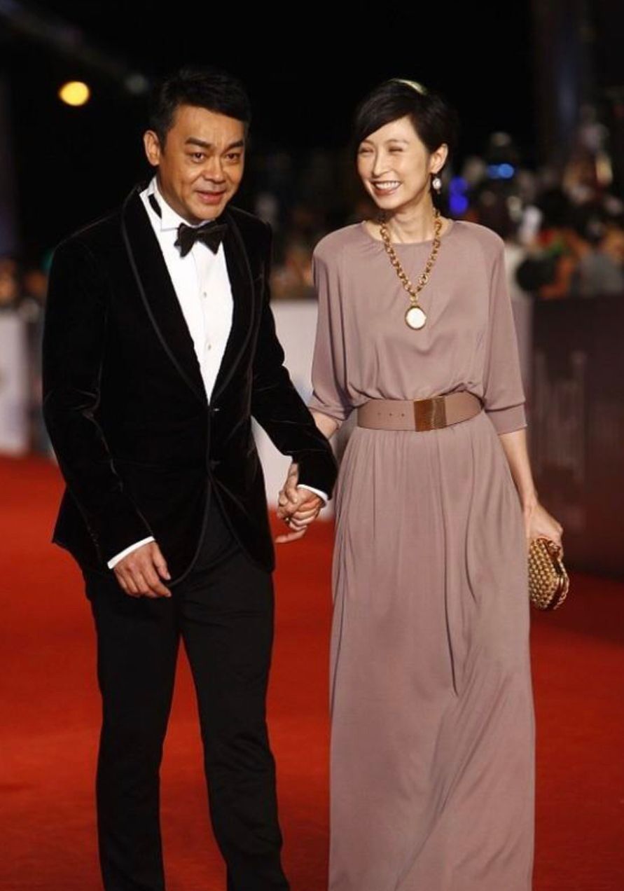 刘青云夫妇牵手亮相郭蔼明穿香芋奶茶裙优雅迷人气质真好