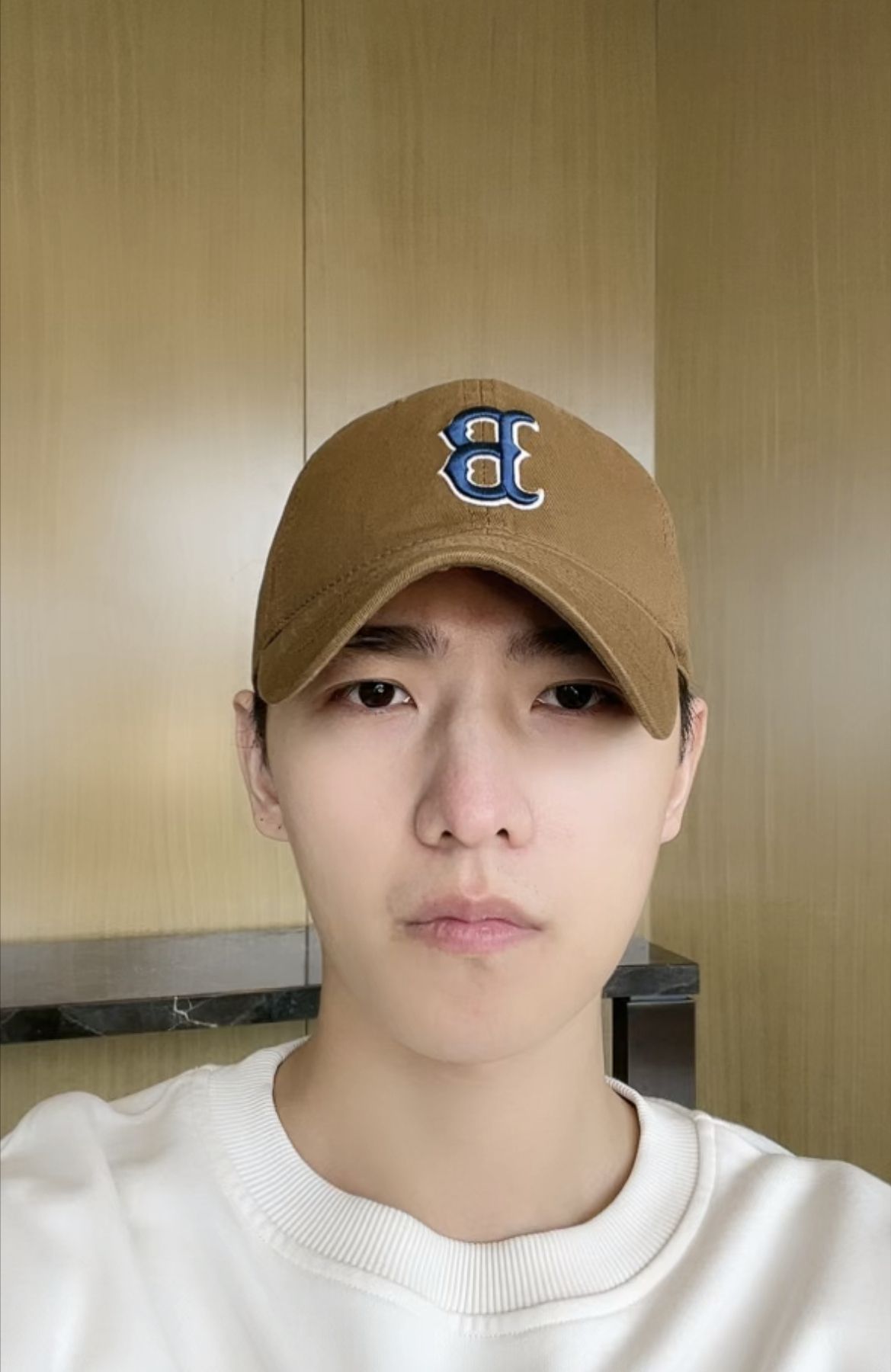 杨洋素颜直播状态太好了白色卫衣戴棒球帽笑起来少年感十足