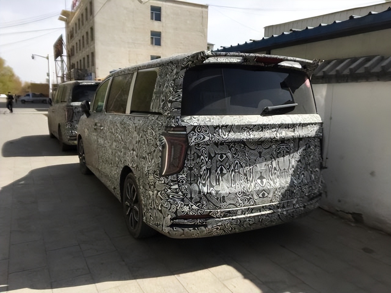 首曝红旗mpv实车谍照体型庞大气势逼人6月正式下线