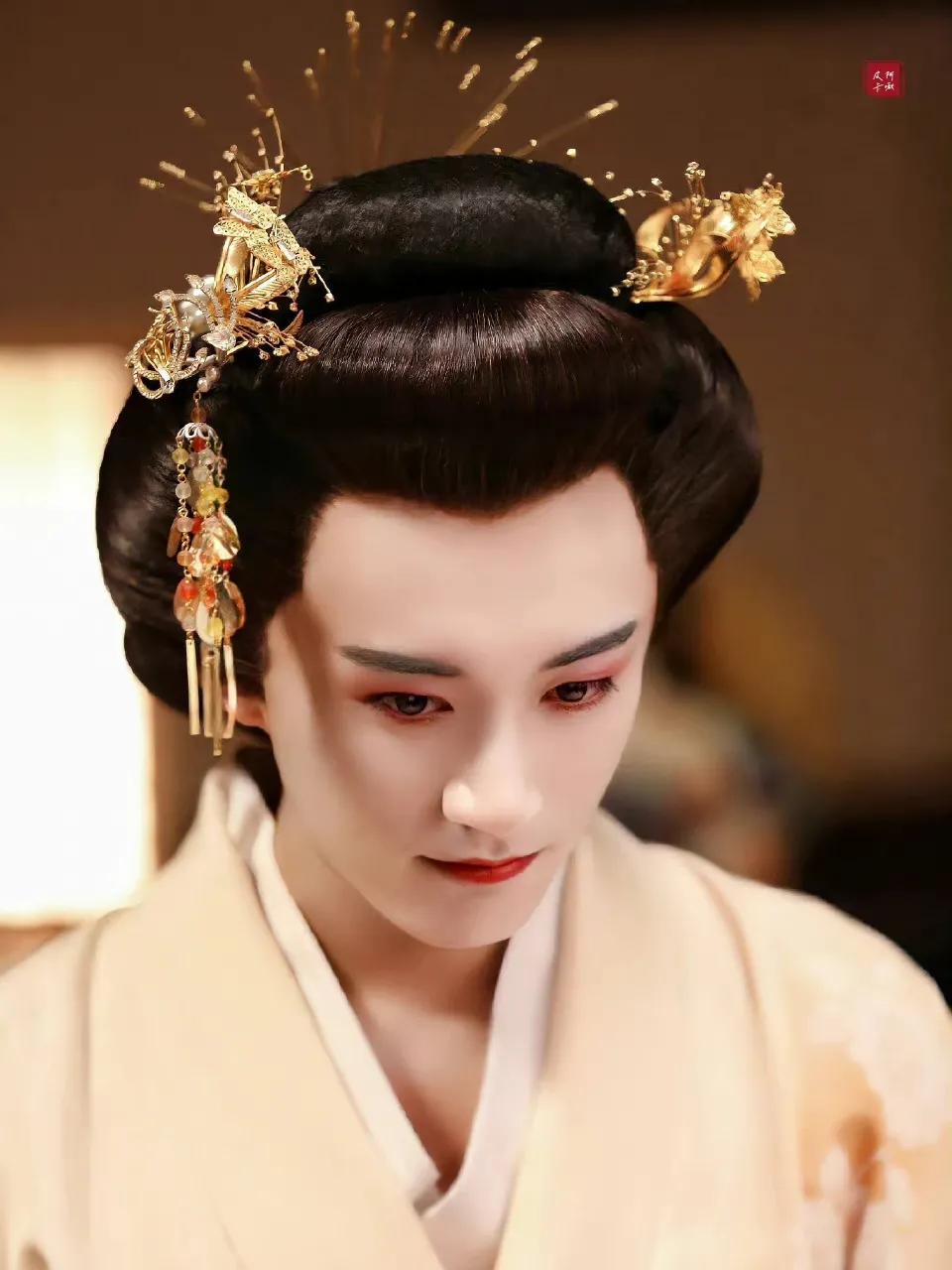 当男明星男扮女装:任嘉伦许凯毫无违和感,直到看到成毅太惊艳!