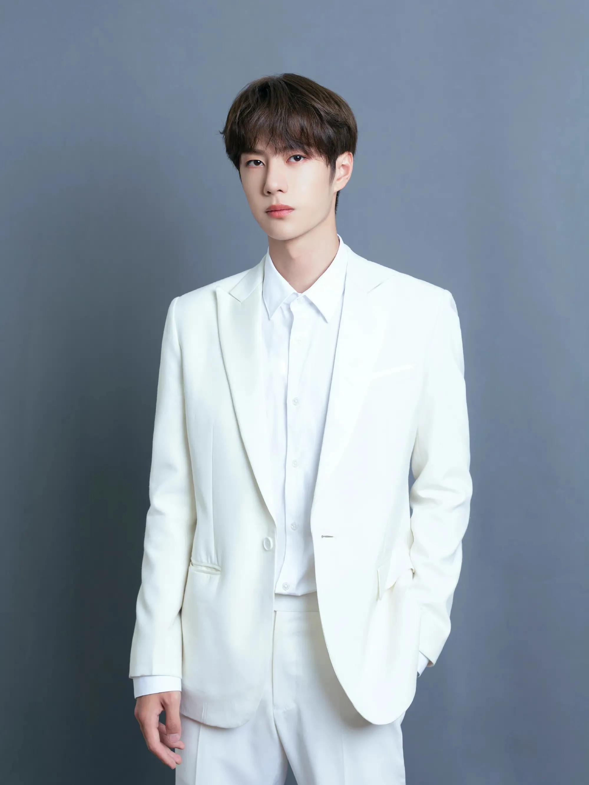 图上王一博白色西装还戴这么蓝的领带,极端的穿搭却意外的合适,斯文